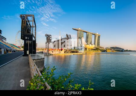 The Float at at Marina Bay das für NDP 2022 dekorierte Hotel ist ein Mehrzweck-Veranstaltungsort im Freien im Zentrum von Marina Bay, Singapur. Stockfoto