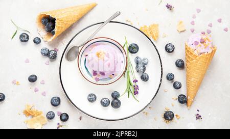 Bio-Heidelbeer-Eis auf neutralem Hintergrund. Konzept von Bio-Lebensmitteln. Draufsicht Stockfoto