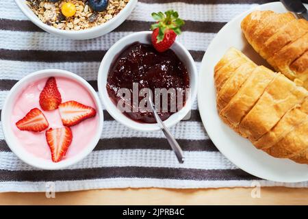 Dies ist ein gesundes Frühstück. High-Angle-Aufnahme des Frühstücks auf einem Tisch im Innenbereich. Stockfoto