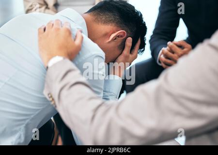 Unterstützung und Empathie für das Leiden von psychischen Gesundheit, .Angst und Depression Geschäftsmann in der Gruppentherapie. Liebe, Fürsorge und Vertrauen von Freunden oder Stockfoto