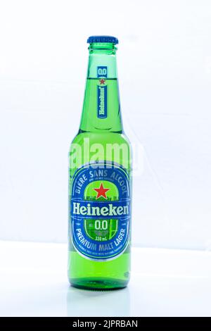 Calgary, Alberta, Kanada. August 19, 2022. Eine Flasche Heineken 0,0 alkoholfreies Bier ohne Alkohol auf weißem Hintergrund. Stockfoto