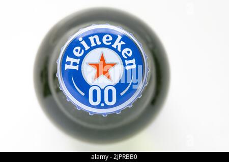 Calgary, Alberta, Kanada. August 19, 2022. Eine Draufsicht ein Flaschendeckel eines Heineken 0,0 alkoholfreien Bieres ohne Alkohol auf weißem Hintergrund. Stockfoto