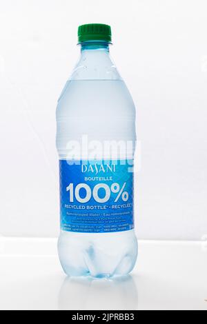 Calgary, Alberta, Kanada. August 19, 2022. Eine Flasche Dasani-Wasser von 591 ml auf weißem Hintergrund. Stockfoto