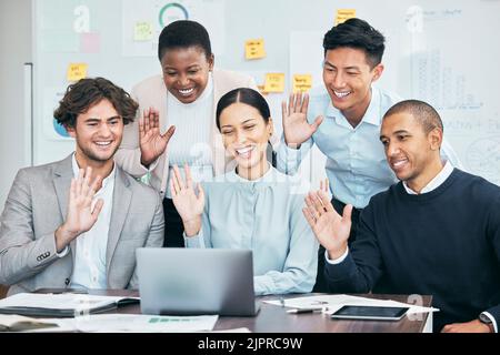 Geschäftsleute, Teams oder Gruppen von Fachleuten winken und begrüßen während einer Videokonferenz und einer virtuellen Besprechung auf einem Laptop. Diverse Mitarbeiter von Stockfoto