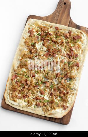 Flammkuchen tarte Flambee rechteckige Pizza mit Speck und Huhn auf weißem Hintergrund Stockfoto