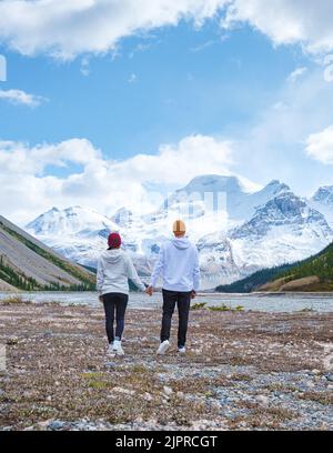 Icefields Parkway mit Herbstbäumen und schneebedeckten, nebligen Bergen in Jasper Canada, Alberta. Ein paar Männer und Frauen auf einem Roadtrip am Icefield parkway Stockfoto