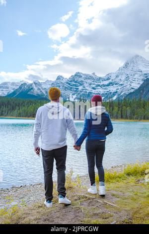 Icefields Parkway mit Herbstbäumen und schneebedeckten, nebligen Bergen in Jasper Canada, Alberta. Ein paar Männer und Frauen auf einem Roadtrip am Icefield parkway Stockfoto