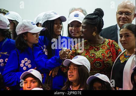 Bogota, Kolumbien, 19.. August 2022. Die stellvertretende kolumbianische Präsidentin fotografiert die 35 weiblichen Kinder, die am 19. August 2022 im Rahmen des „She's an Astronaut Program“-Events in Bogota, Kolumbien, das NASA-Weltraumzentrum besuchen werden. 35 kolumbianische Mädchen aus 21 Abteilungen Kolumbiens werden im Rahmen der zweiten Mission des Programms zum NASA Space Center reisen. Foto: Chepa Beltran/Long Visual Press Kredit: Long Visual Press/Alamy Live News Stockfoto