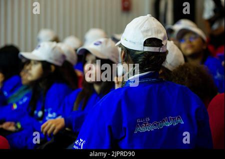 Bogota, Kolumbien, 19.. August 2022. Ein Mitglied der 35 weiblichen Kinder trägt eine Jacke mit dem Slogan „She's an Astronaut“ im Rahmen des „She's an Astronaut Program“-Events in Bogota, Kolumbien, am 19. August 2022. 35 kolumbianische Mädchen aus 21 Abteilungen Kolumbiens werden im Rahmen der zweiten Mission des Programms zum NASA Space Center reisen. Foto: Chepa Beltran/Long Visual Press Kredit: Long Visual Press/Alamy Live News Stockfoto