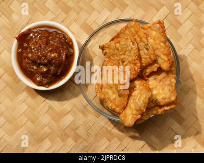 Köstliche gebratene Tempeh serviert mit Chilisauce Stockfoto