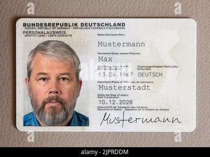 Personalausweis Mann 55 Jahre alt, biometrisches Passfoto Stockfoto