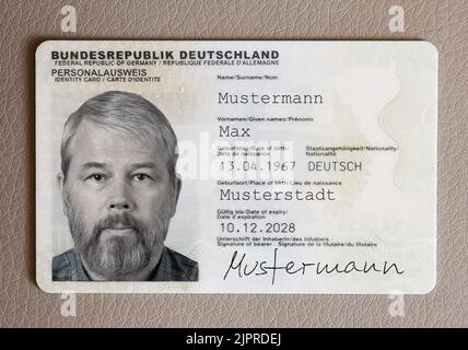 Personalausweis Mann 55 Jahre alt, biometrisches Passfoto Stockfoto