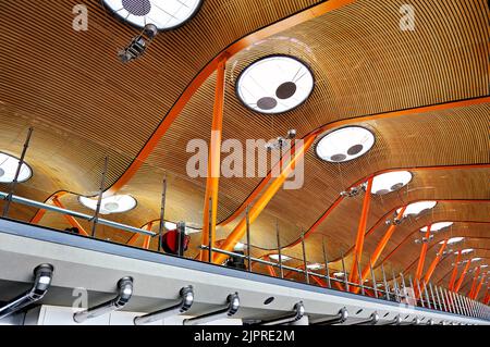 Flughafen Adolfo Suarez Madrid-Barajas, Hallendach mit Oberlichtern, Madrid, Spanien Stockfoto