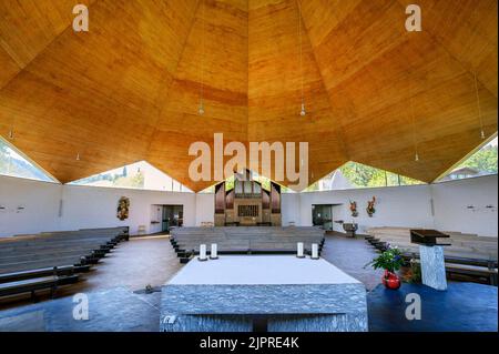 Innenraum mit Altar und Orgel, Kirche St. Georg und Maurice in Seifriedsberg, Allgäu, Bayern, Deutschland Stockfoto