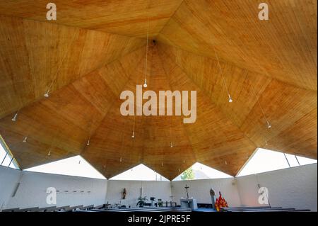 Innenraum mit Altar, Kirche St. Georg und St. Maurice in Seifriedsberg, Allgäu, Bayern, Deutschland Stockfoto