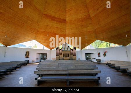 Interieur mit Orgel, Kirche St. Georg und Maurice in Seifriedsberg, Allgäu, Bayern, Deutschland Stockfoto