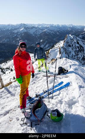 Skitourengeher auf der Rotwand, Berge im Winter, Mangfallgebirge, Bayern, Deutschland Stockfoto