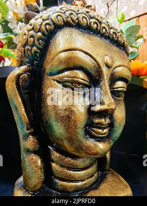 Buddha Statue Figuren Souvenir zum Verkauf auf Gangtok, Sikkim. Das Bild wurde in einem kleinen, unbekannten Laden von MG Marg, Gangtok, angeklickt. Stockfoto