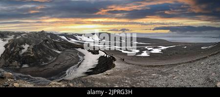 Deception Island Caldera Bay Telefonbucht mit Kreuzfahrtschiff Panorama Antarktis Stockfoto