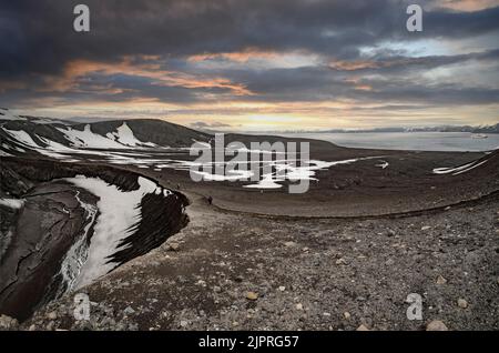 Deception Island Caldera Bay Telefonbucht mit Kreuzfahrtschiff Antarktis Stockfoto