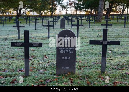 Jüdische und nichtjüdische deutsche Soldatengräber aus dem Ersten Weltkrieg, deutscher Militärfriedhof Neuville St. Vaast, bei Arras Stockfoto