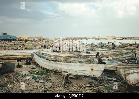 Etwa 7000 Fischerboote vertäuten im Hafen, Port de Peche Traditionelle, Nouadhibou, Mauretanien Stockfoto