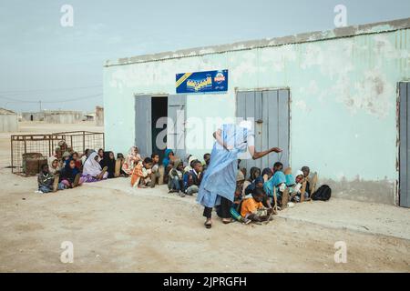 Kinder am frühen Morgen in der Koranschule, Fischerdorf Nouamghar, Mauretanien Stockfoto