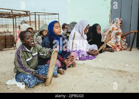 Kinder am frühen Morgen in der Koranschule, Fischerdorf Nouamghar, Mauretanien Stockfoto