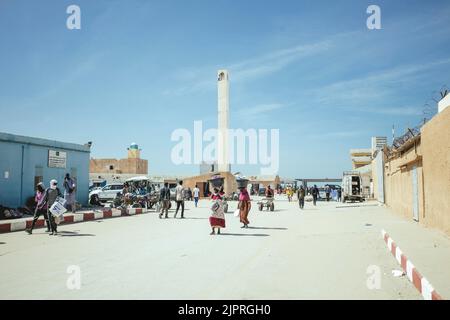 Traditioneller Fischerstrand, Plage des Pecheurs Traditionnels, Hafengebiet und Markthallen, Nouakchott, Mauretanien Stockfoto