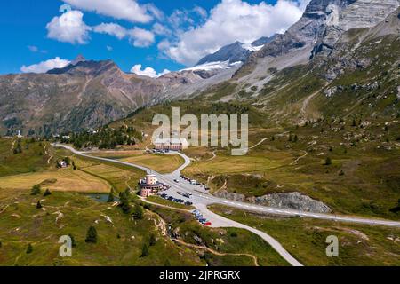 Berglandschaft auf dem Simplonpass, im Hintergrund das Simplonhospiz, Simplon, Wallis, Schweiz Stockfoto