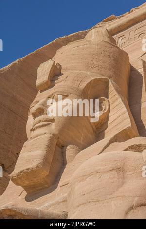 Statue Pharao Ramses II Rock Temple Abu Simbel, Ägypten Stockfoto