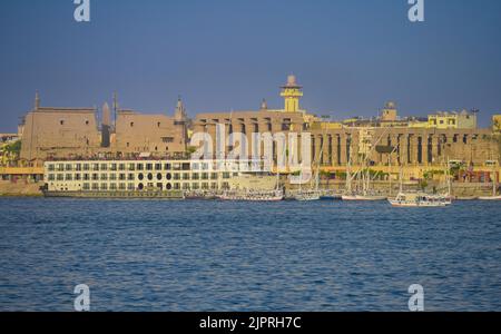 Schiff am Pier in der Nähe von Luxor, Nil, Ägypten Stockfoto