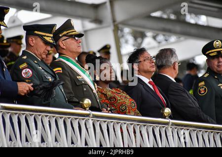 Bogota, Kolumbien. 19. August 2022. Die kolumbianische Vizepräsidentin Francia Marquez (links) und der kolumbianische Präsident Gustavo Petro (rechts) während der Vereidigung des neuen nationalen Polizeidirektors Kolumbiens - General Henry Sanabria als neuer Chef durch Mandat des kolumbianischen Präsidenten Gustavo Petro, in Bogota, Kolumbien, am 19. August 2022. Foto: Cristian Bayona/Long Visual Press Kredit: Long Visual Press/Alamy Live News Stockfoto