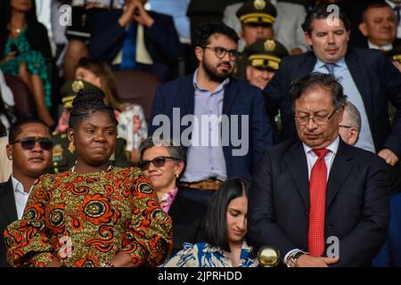 Bogota, Kolumbien. 19. August 2022. Die kolumbianische Vizepräsidentin Francia Marquez (links) und der kolumbianische Präsident Gustavo Petro (rechts) während der Vereidigung des neuen nationalen Polizeidirektors Kolumbiens - General Henry Sanabria als neuer Chef durch Mandat des kolumbianischen Präsidenten Gustavo Petro, in Bogota, Kolumbien, am 19. August 2022. Foto: Cristian Bayona/Long Visual Press Kredit: Long Visual Press/Alamy Live News Stockfoto