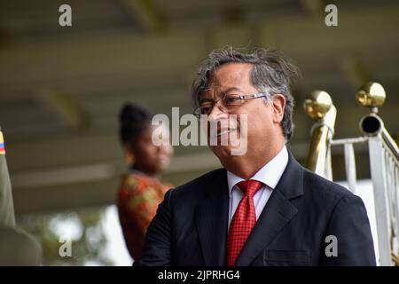 Bogota, Kolumbien. 19. August 2022. Der kolumbianische Präsident Gustavo Petro während der Vereidigung des neuen nationalen Polizeidirektors Kolumbiens - General Henry Sanabria als neuer Chef durch Mandat des kolumbianischen Präsidenten Gustavo Petro, in Bogota, Kolumbien, am 19. August 2022. Foto: Cristian Bayona/Long Visual Press Kredit: Long Visual Press/Alamy Live News Stockfoto