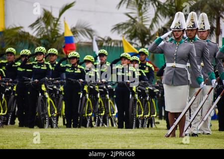 Bogota, Kolumbien. 19. August 2022. Die kolumbianische Polizei und Kadetten während der Vereidigung des neuen nationalen Polizeidirektors Kolumbiens - General Henry Sanabria als neuer Chef durch Mandat des kolumbianischen Präsidenten Gustavo Petro, in Bogota, Kolumbien, 19. August 2022. Foto: Cristian Bayona/Long Visual Press Kredit: Long Visual Press/Alamy Live News Stockfoto