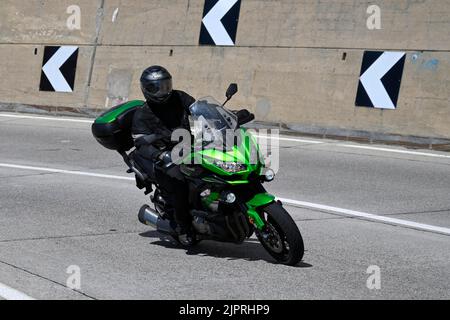 Motorradfahrer rechts abbiegen Stockfoto