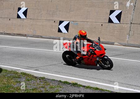 Motorradfahrer rechts abbiegen Stockfoto