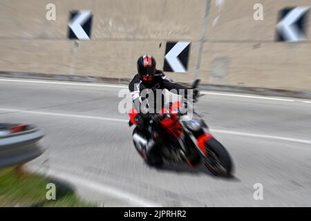 Wischen Bild Motorradfahrer rechts abbiegen Stockfoto