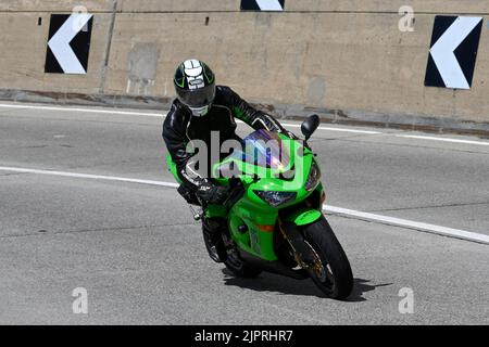 Motorradfahrer rechts abbiegen Stockfoto