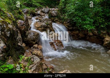 Kaskaden am Wasserfall im Breuergraben entlang der Schwarzache, Scheffau am Wilden Kaiser, Tirol, Kufstein, Wilder Kaiser, Österreich Stockfoto