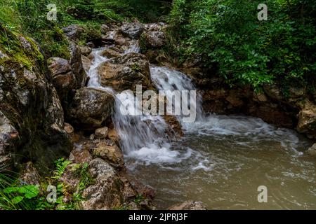 Kaskaden am Wasserfall im Breuergraben entlang der Schwarzache, Scheffau am Wilden Kaiser, Tirol, Kufstein, Wilder Kaiser, Österreich Stockfoto