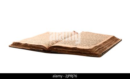 Ein einziges altes, abgenutztes jüdisches Buch. Öffnen Sie schäbige Seiten von Siddur isoliert auf weißem Hintergrund. Nahaufnahme. Selektiver Fokus Stockfoto