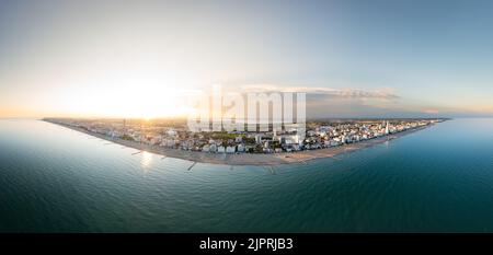 Lido di Jesolo, Italien. Luftaufnahme Sommerferienpanorama von oben zur berühmten Küstenlinie und zum touristischen Urlaubsziel am Adriatrischen Meer. Stockfoto