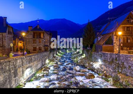 Vielha in den Pyrenäen, Fluss Nere, bei Nacht, Provinz Katalonien, Spanien Stockfoto