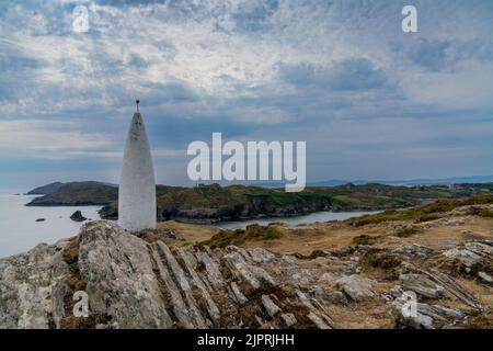 Blick auf den Baltimore Beacon und den Eingang zum Hafen von Baltimore in West Cork Stockfoto