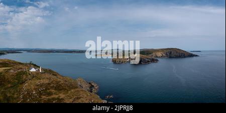 Ein Panoramablick auf den Eingang zum Baltimore Harbour in West Cork mit dem Sherkin Island Lighthouse und dem Baltimore Beacon Stockfoto