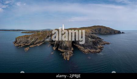 Panoramasicht auf den Baltimore Beacon und Eingang zum Hafen von Baltimore in West Cork Stockfoto