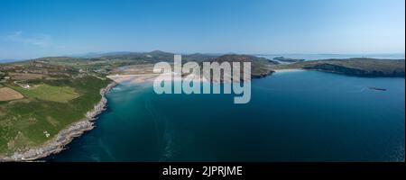 Eine Panorama-Luftaufnahme des Barley Cove Beach auf der Halbinsel Mizen in West Cork in Irland Stockfoto