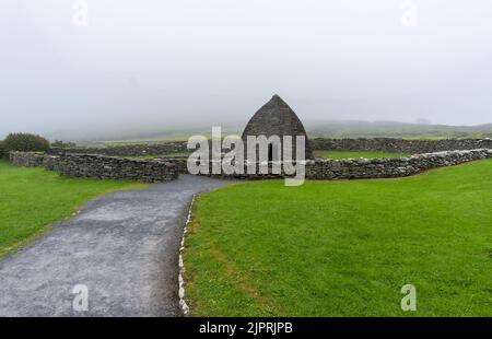 Ein Blick auf die frühchristliche Kirche des Gallarus Oratory in der Grafschaft Kerry an einem nebligen Morgen Stockfoto